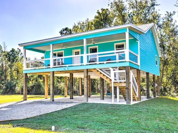 341 Gordon St, Waveland, MS 39576