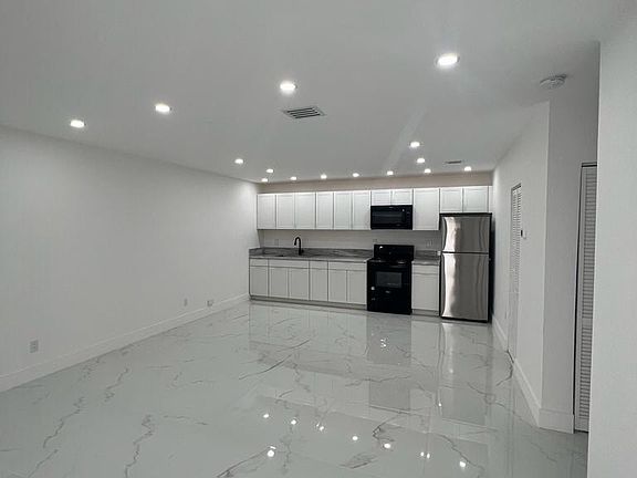 5th image of 16975 NE 22nd Ave