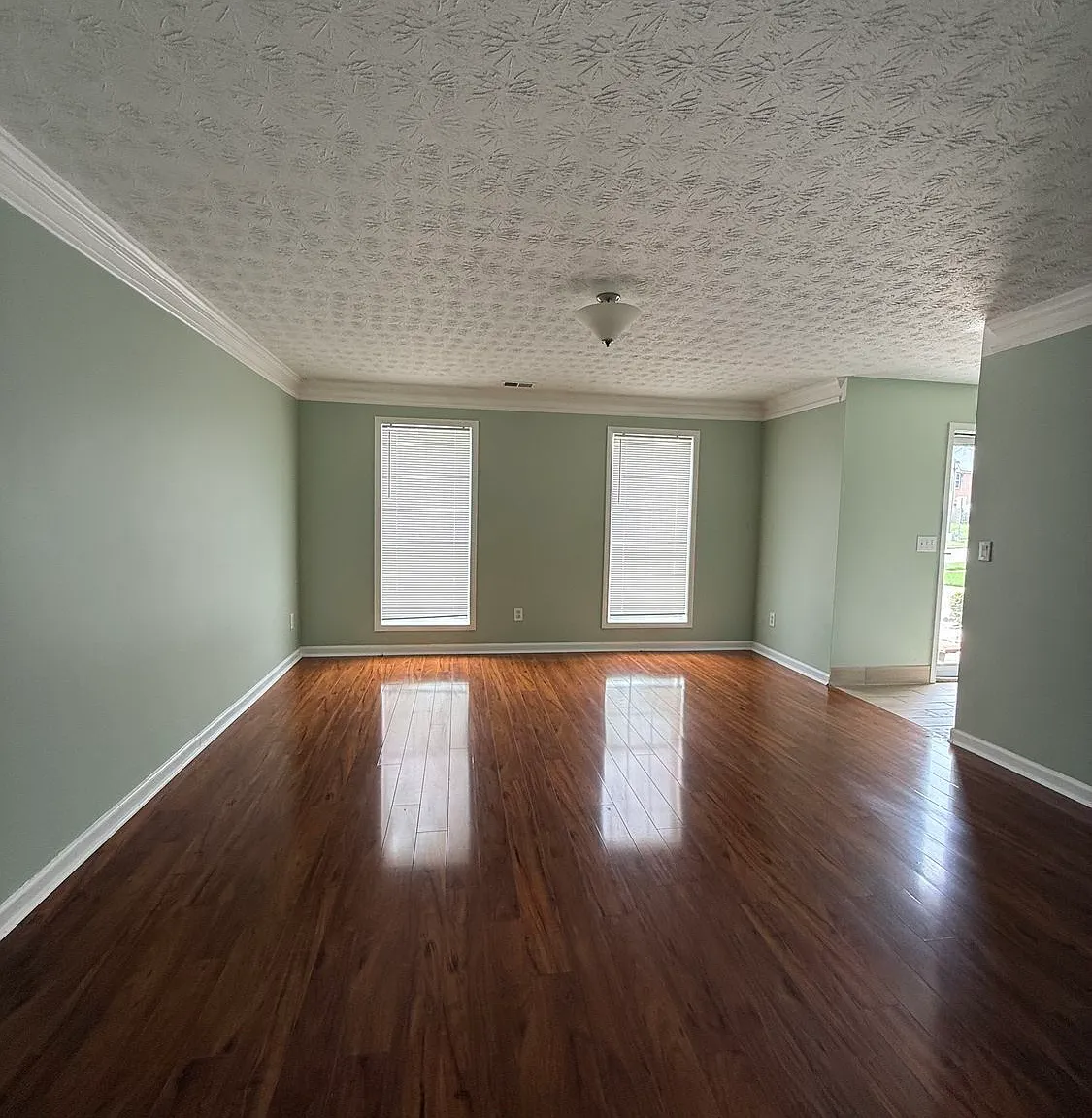 4 bed, 2.5 bath, 2723 sqft, $2,295 — Photo 4