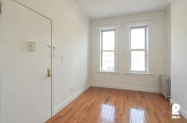 Rented by REZI | media 13