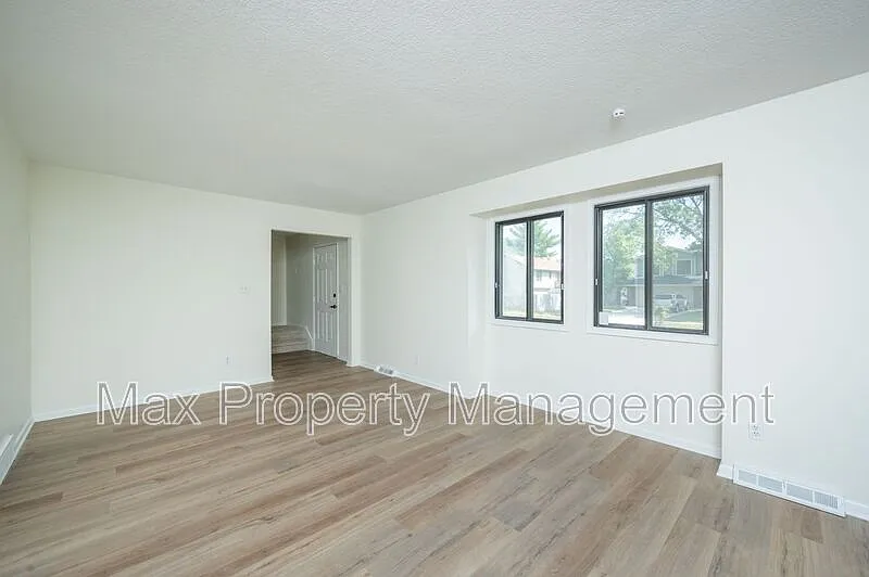 4 bed, 2.5 bath, 2022 sqft, $2,595 — Photo 3