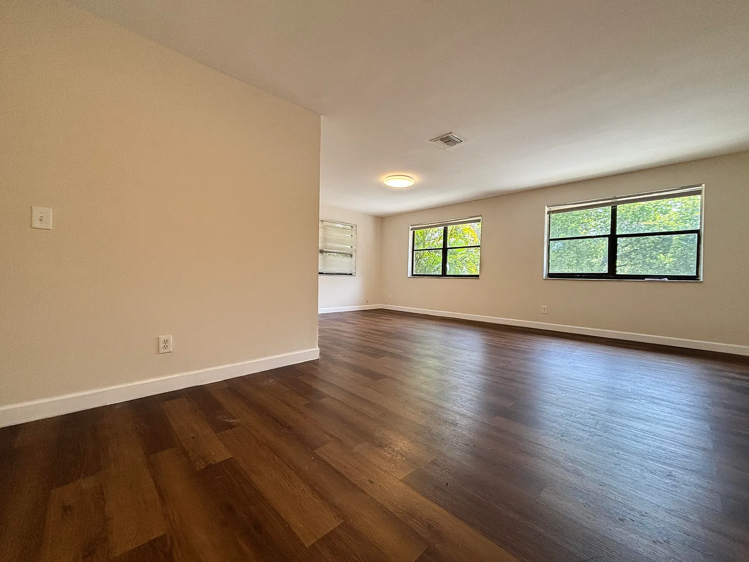 3 bed, 2.0 bath, 3969 sqft, $2,275 — Photo 2