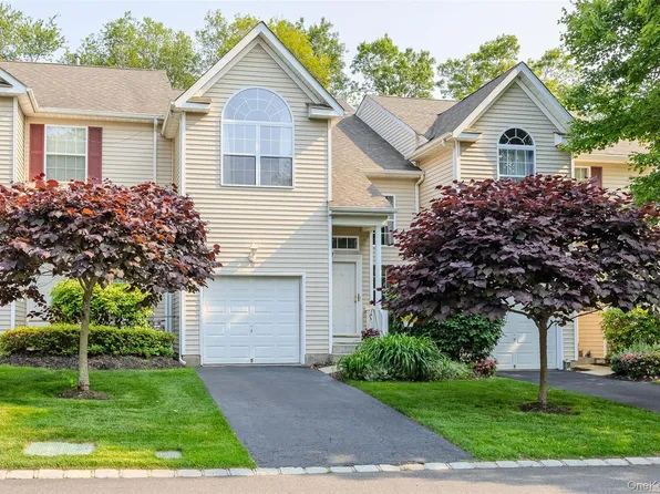 10 Cranberry Circle, Medford, NY 11763