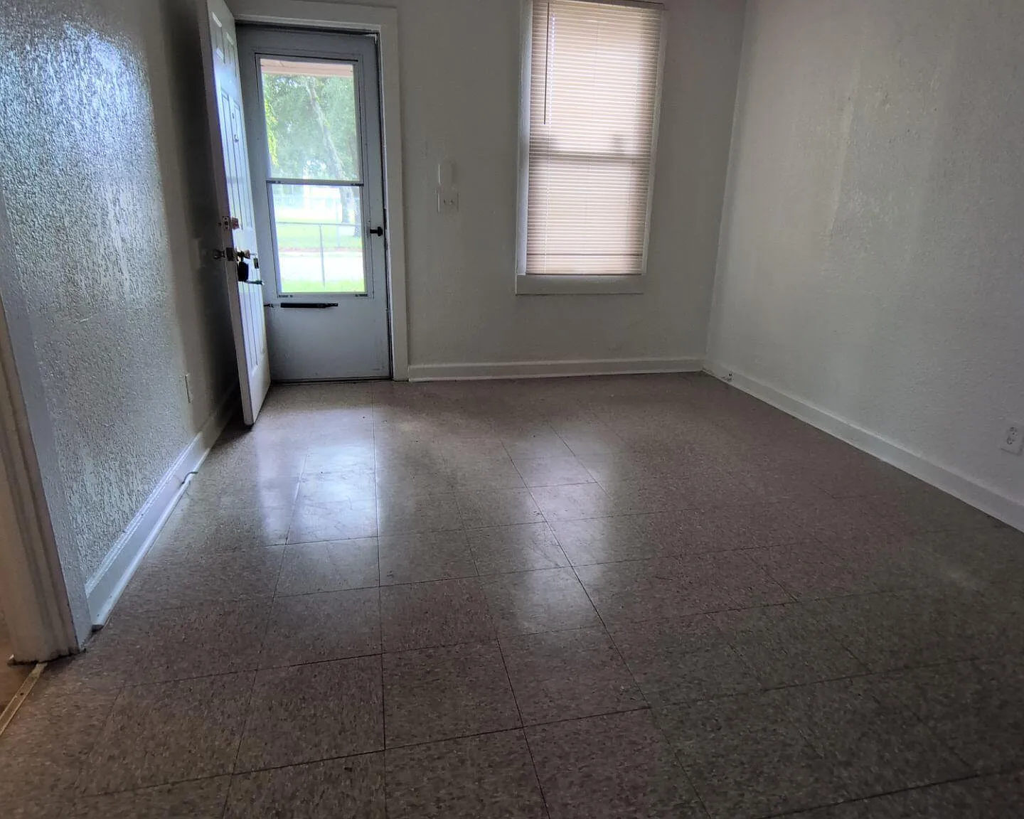 3 bed, 1.0 bath, 672 sqft, $1,099 — Photo 3