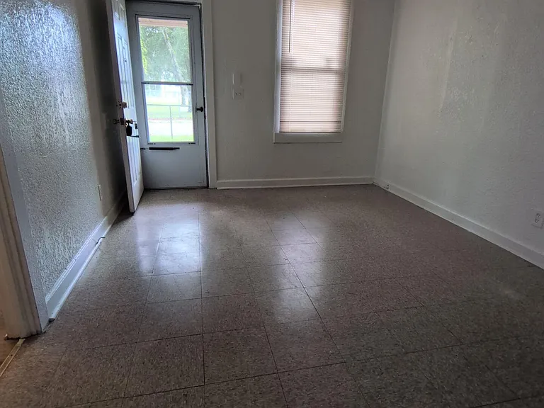 1454 Winthrop St — Photo 3