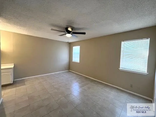 902 Travis St — Photo 11