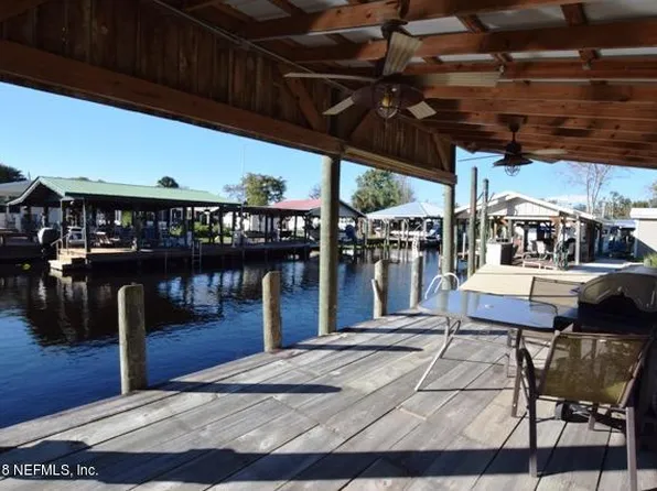 12 Hockey Dr, Welaka, FL 32193