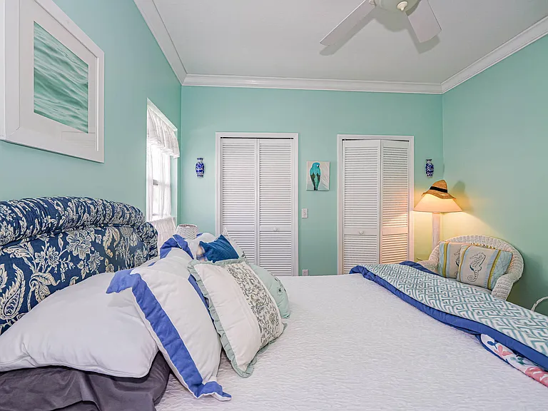 335 Hawthorne Ln — Photo 23