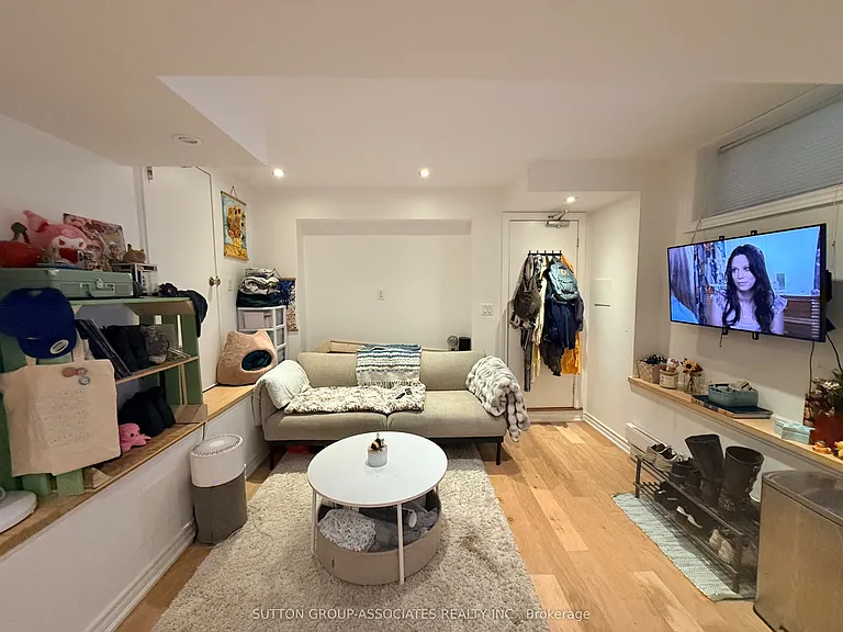 125 Walmer Rd #LOWER — Photo 4