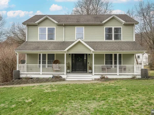 2 Woodland Dr, Vernon, NJ 07462