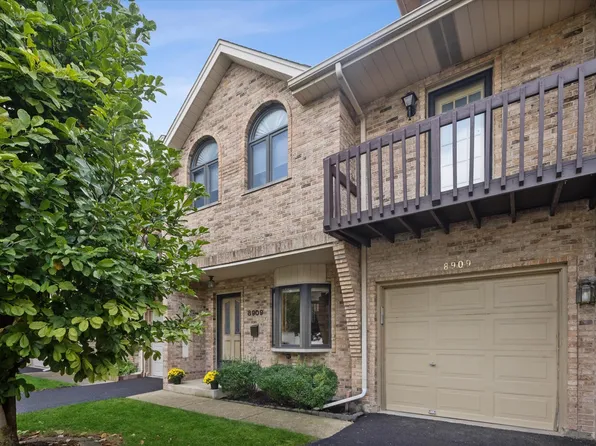 8909 Village Square Ln, Brookfield, IL 60513