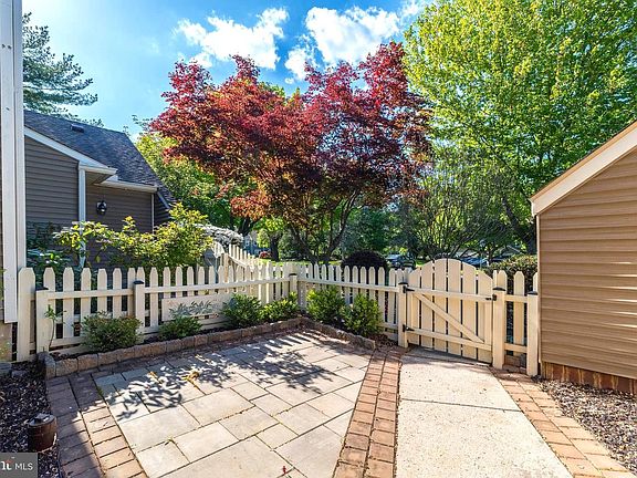2nd image of 1607 Lakeview Cir