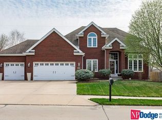 807 Roland Dr, Papillion, NE 68046