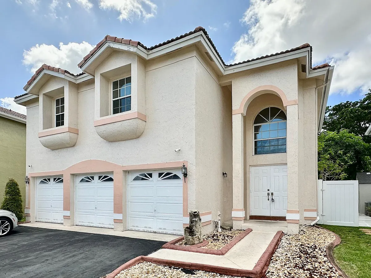 Building Photo - 2572 NW 79th Ave