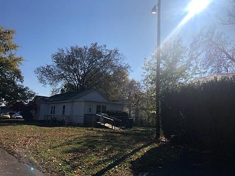 2nd image of 1840 Woodlawn Ave