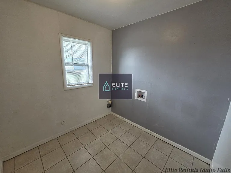 12381 N 15 E — Photo 15