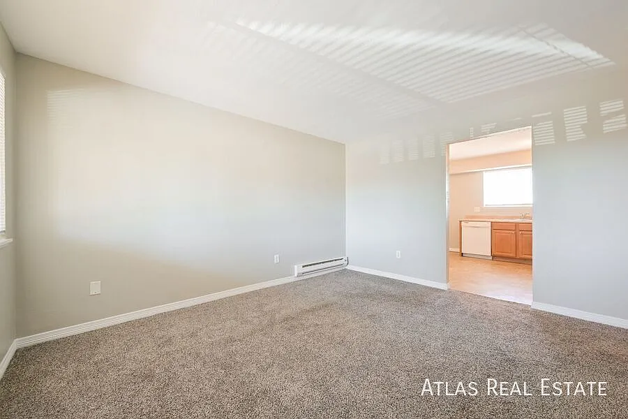 Save $1495! Clean and spacious 3 bed, 1 bath.960 Bishop Court Unit A Prime Location Living. Laund... — Photo 4