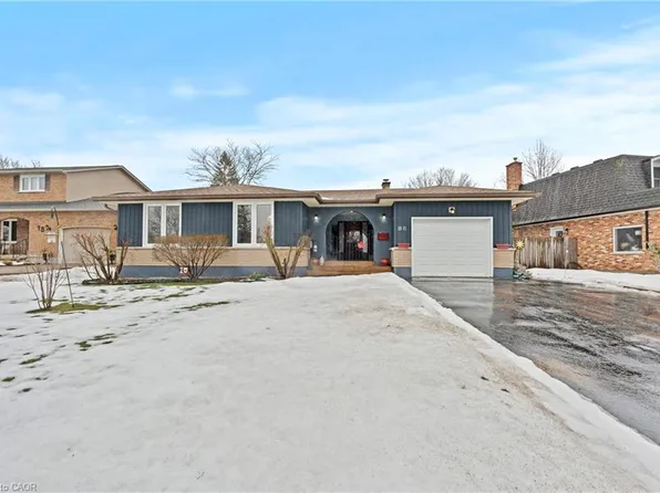 12 Hampton Ct, Welland, ON L3C 5T2