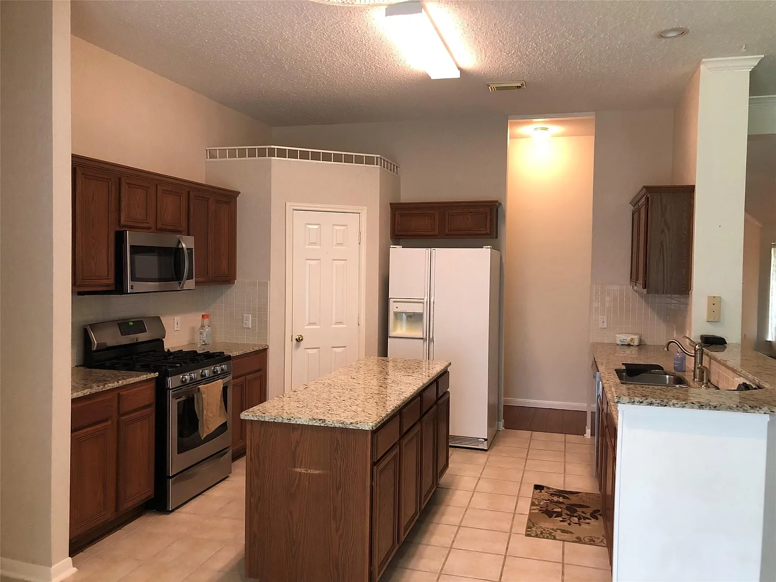 4 bed, 2.0 bath, 2160 sqft, $2,275 — Photo 3