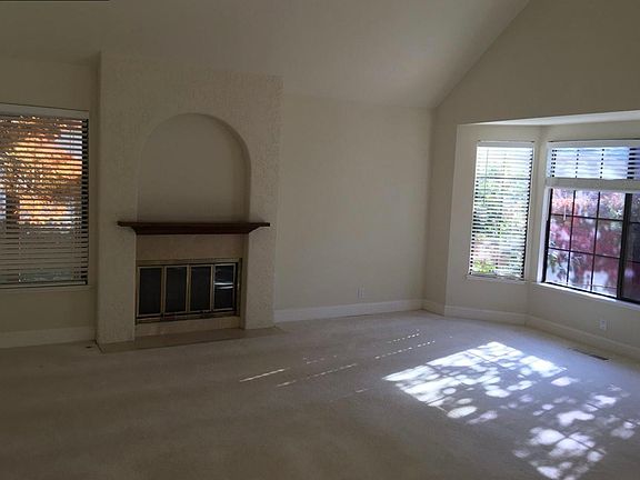 4th image of 13 Deer Meadow Ct