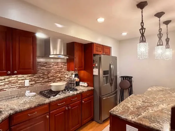 40 Chipper Dr, Kendall Park, NJ 08824
