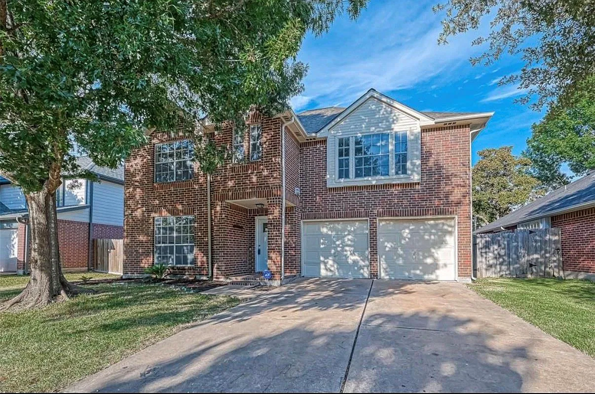 4 bed, 2.5 bath, 2751 sqft, $2,400 — Photo 1