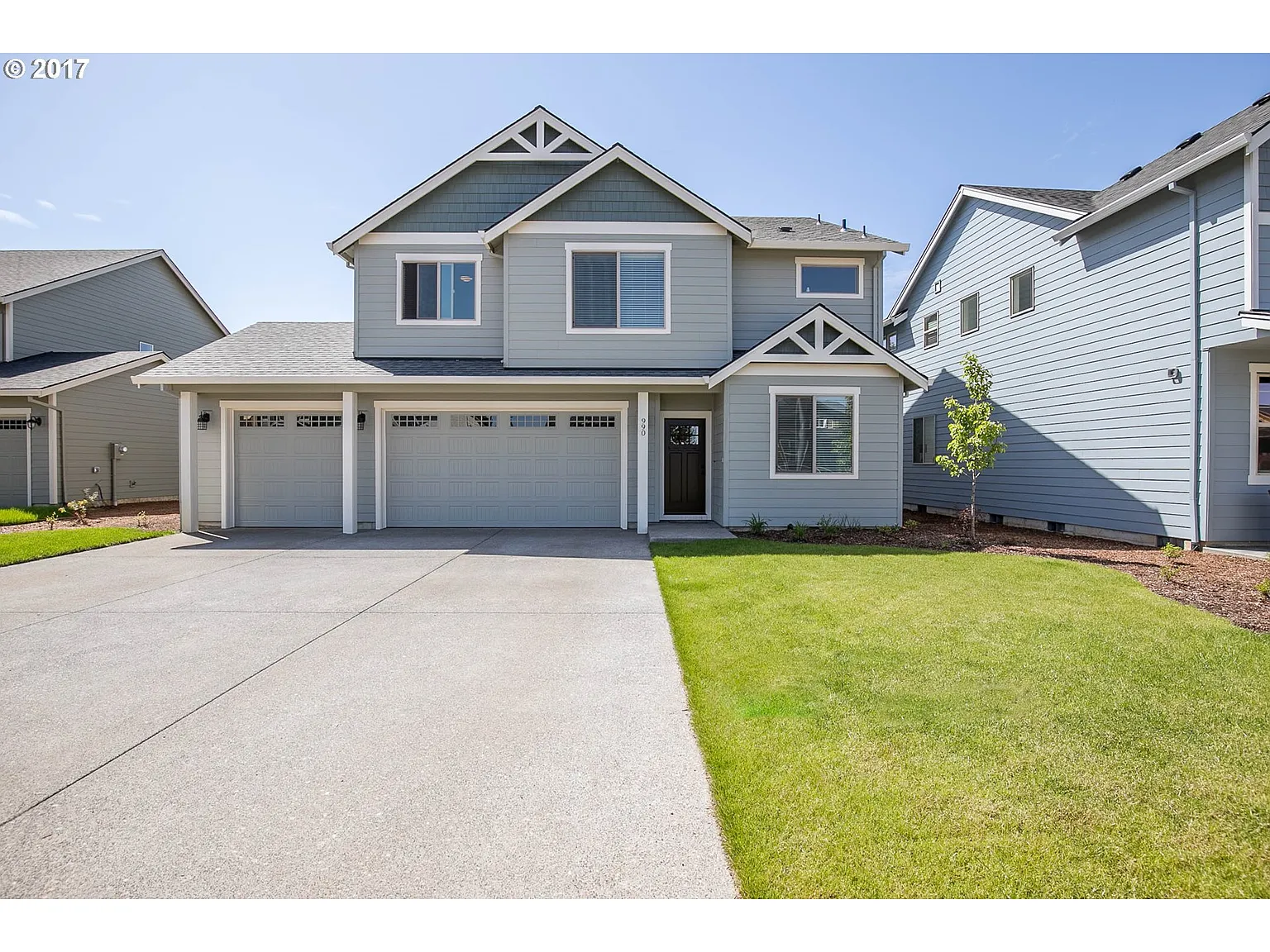 990 SE Pineview Ct photo 1