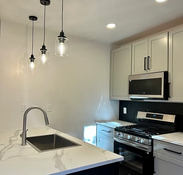 4042 Geneva St — Photo 4