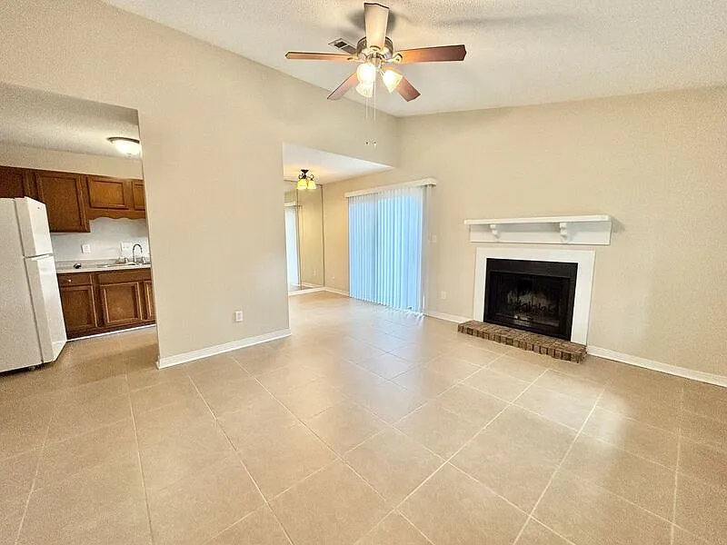 2 bed, 1.0 bath, 800 sqft, $1,250 — Photo 3