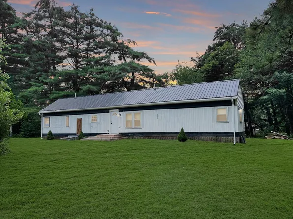 8 Acre Street, Raymond, NH 03077