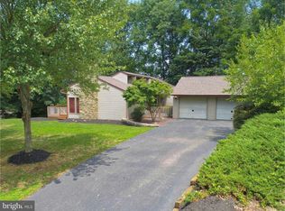 4 Dogleg Dr, Reading, PA 19606