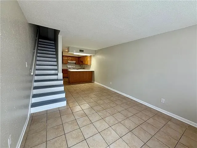3900 Hessmer Ave #16 — Photo 3