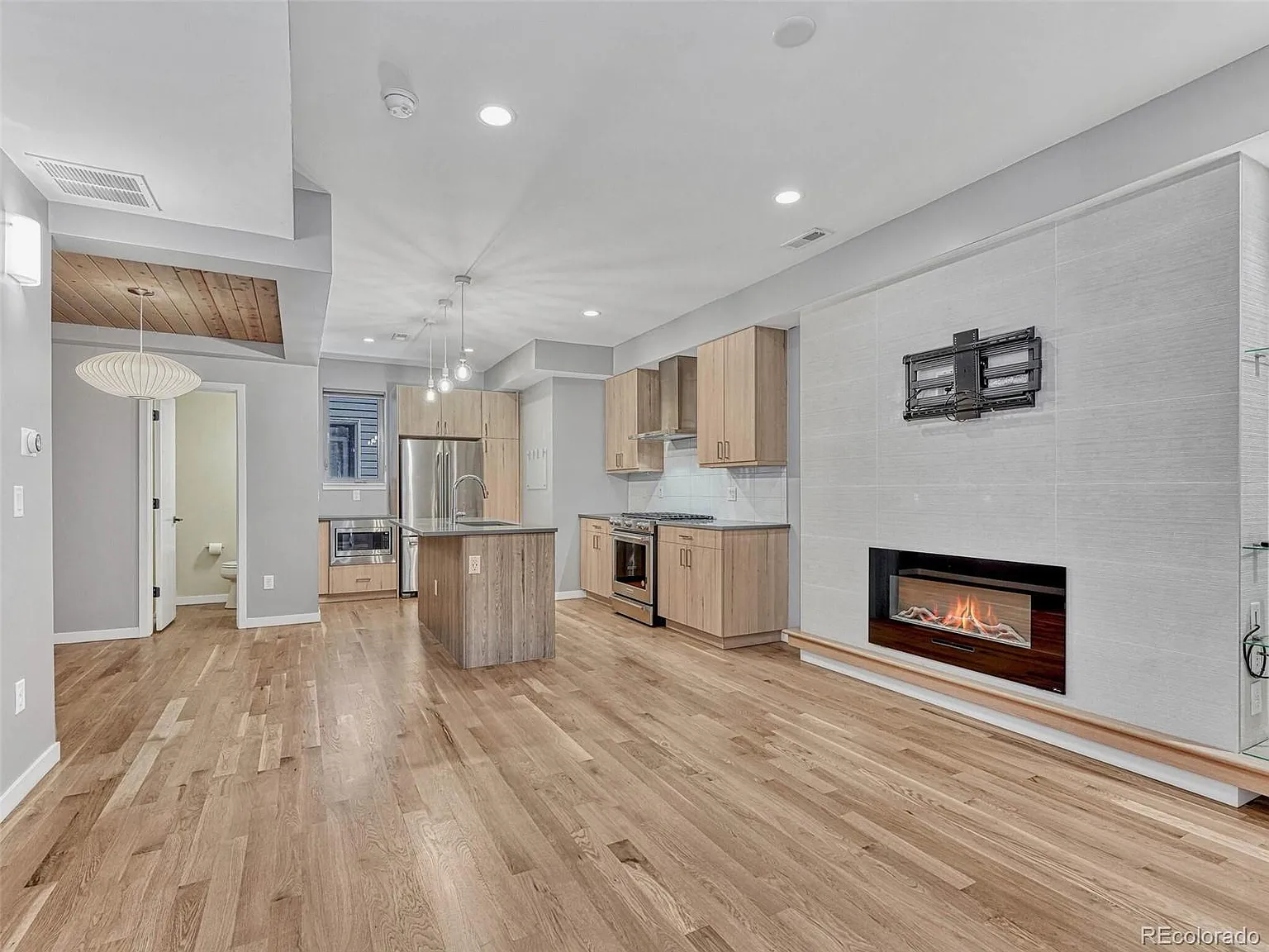 3 bed, 2.5 bath, 1808 sqft, $4,250 — Photo 2