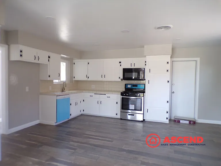 10421 Glenn St — Photo 1