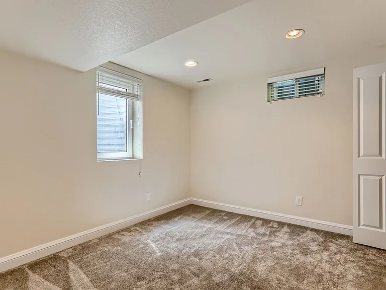 3425 E 31st Ave — Photo 17