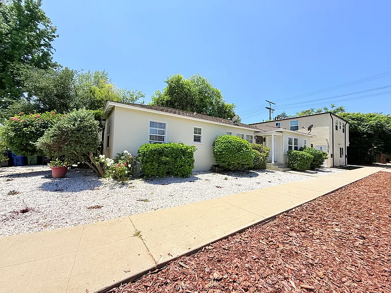 5659 Woodman Ave — Photo 13