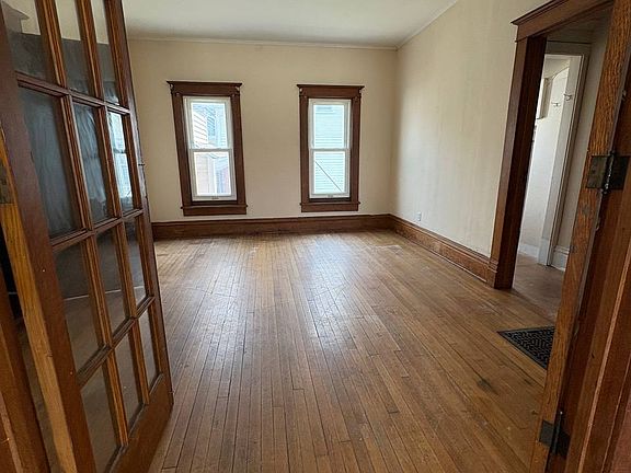 3rd image of 103 1st St NE