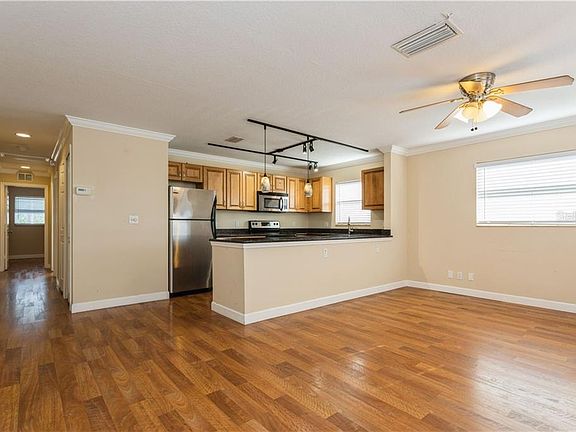 4th image of 5605 Shore Blvd S #B