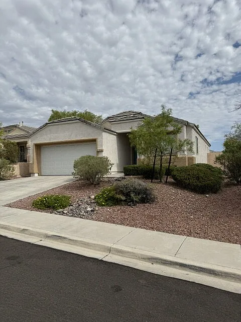 3 bed, 2.0 bath, 1560 sqft, $2,118 — Photo 4