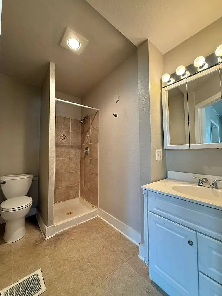 176 S Chestnut St — Photo 4