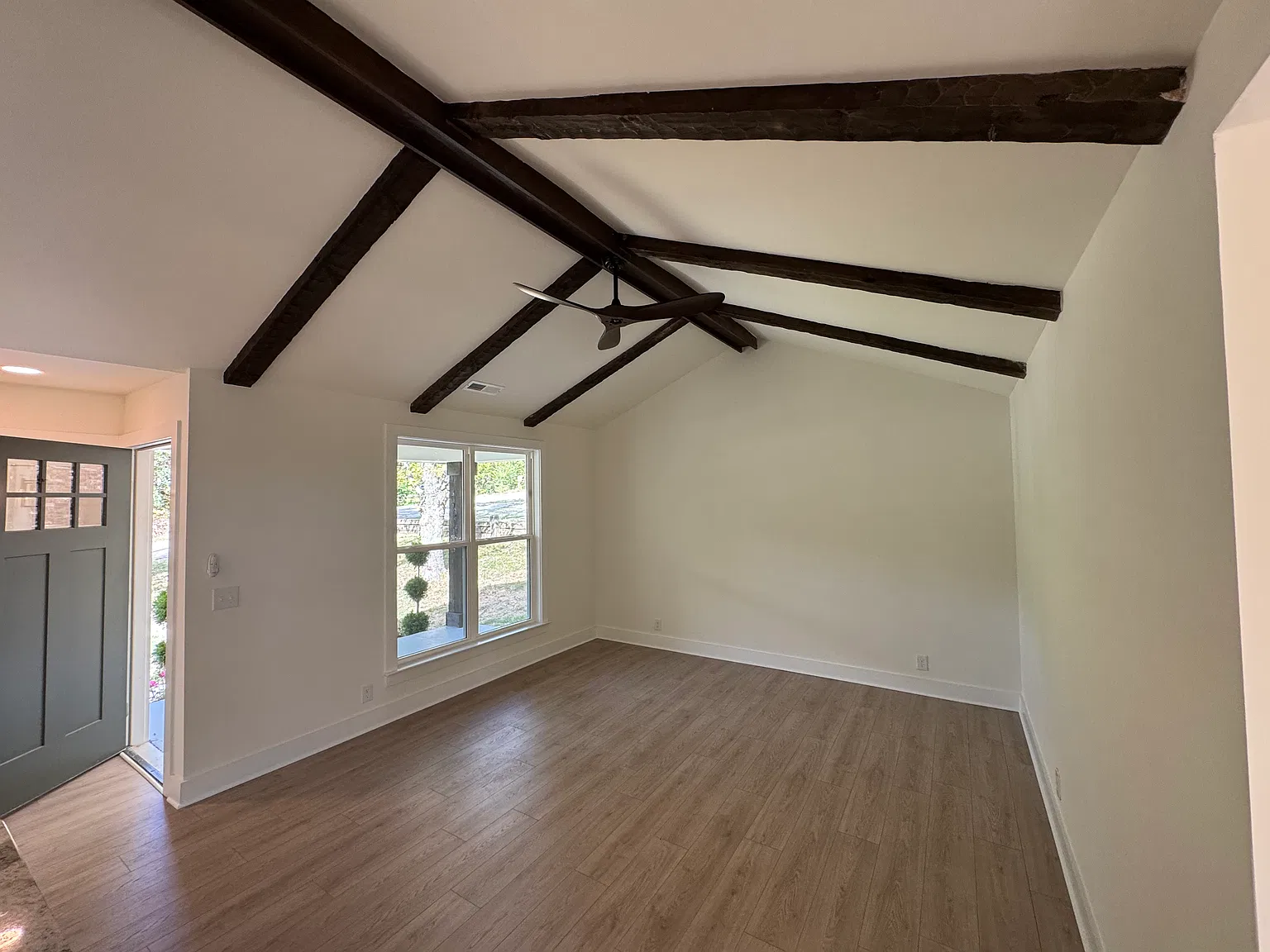 604 Debbie Dr — Photo 3