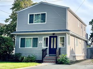 32 Beechwood Street, Farmingdale, NY 11735