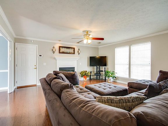 5th image of 104 Andrea Cir