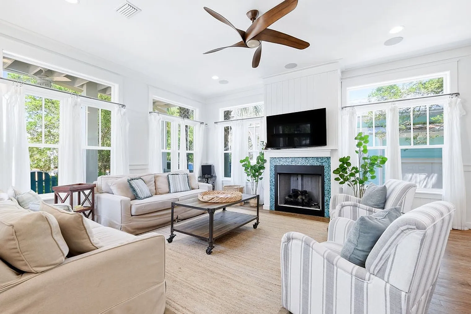 4 bed, 3.0 bath, 2454 sqft, $3,326 — Photo 2
