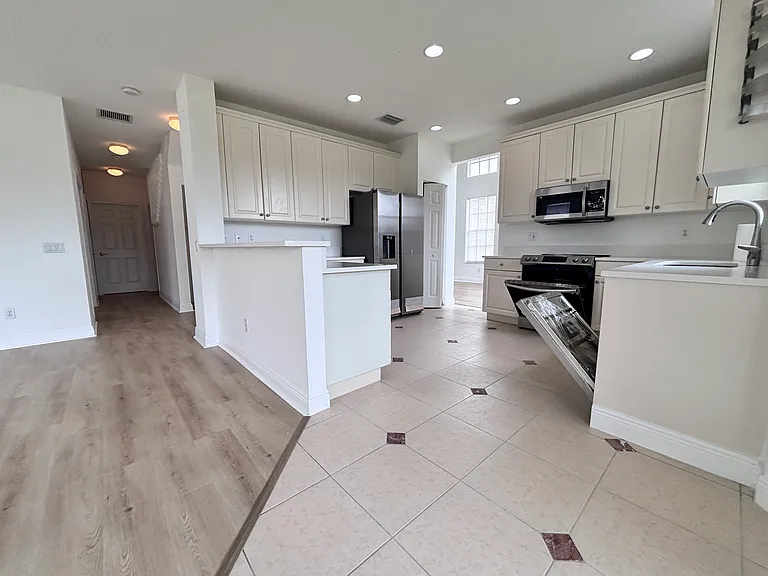 Kitchen- All SS Apliance Brand New
