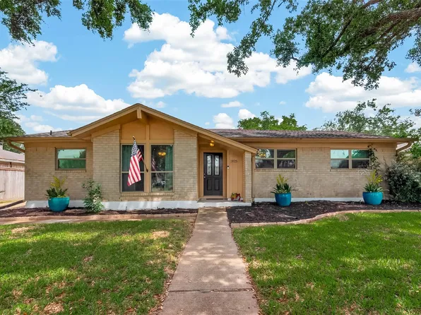 1925 Winding Creek Dr, Pearland, TX 77581