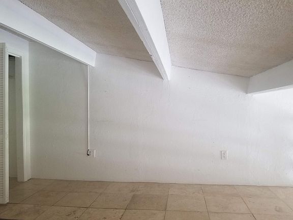 4th image of 750 NE 195th St