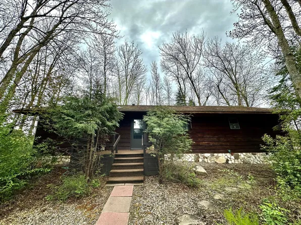 210 Oak Rd, Warroad, MN 56763