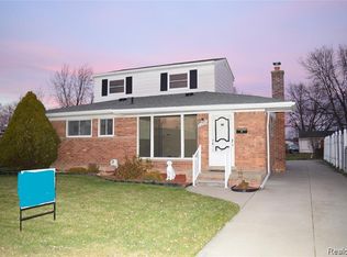 22945 Detour St, Saint Clair Shores, MI 48082