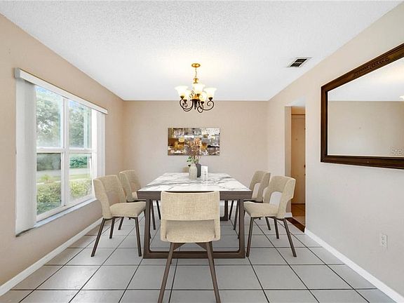 5th image of 765 Mentmore Cir